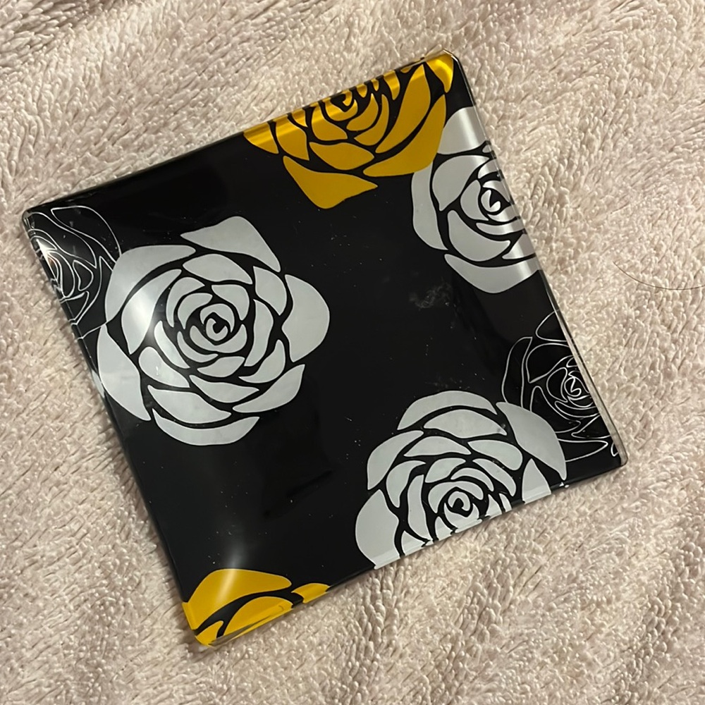 Glassware dish with roses